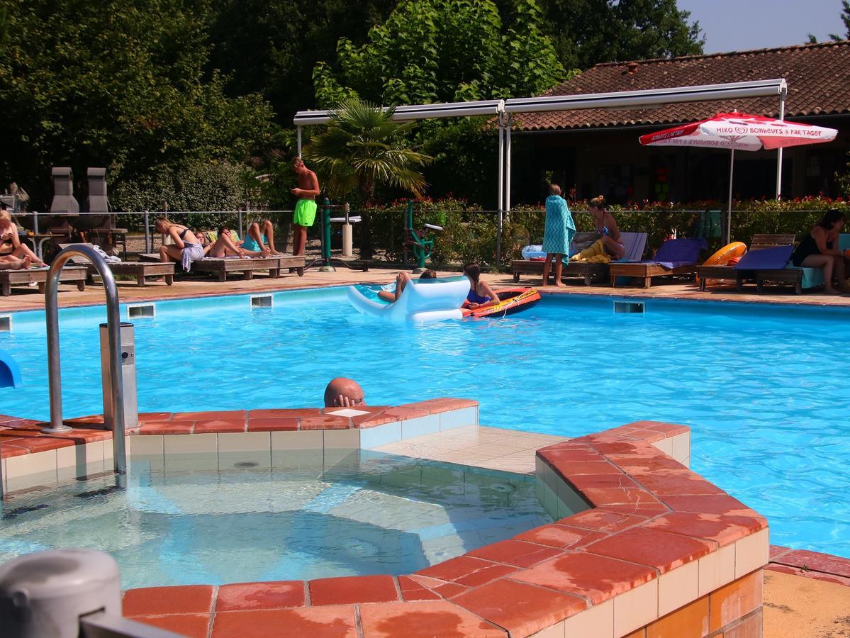 Devillac Camping Fontaine Du Rocゲストハウス エクステリア 写真